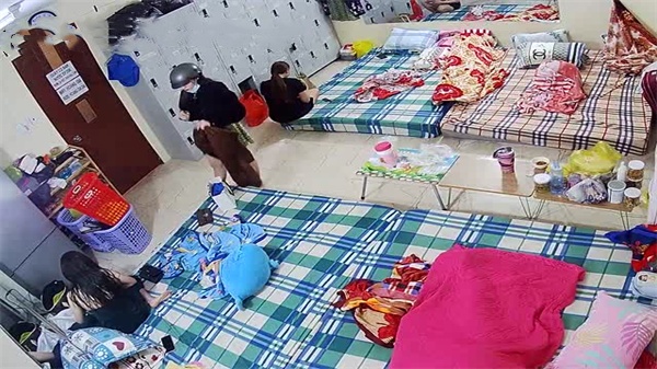 高端沐足店偷拍：极品技师睡前换衣嬉闹，火辣诱惑让人血脉贲张！海报剧照